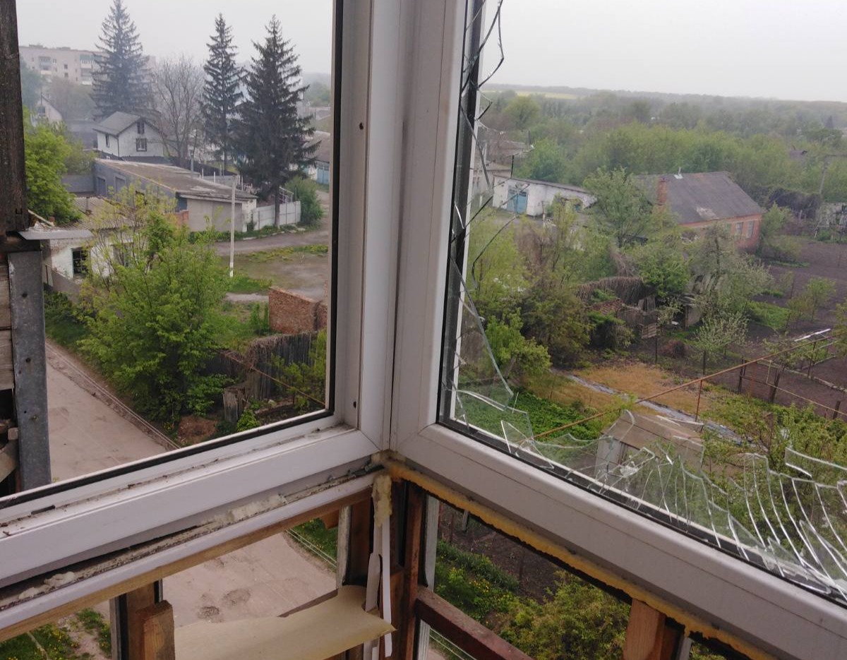 Внаслідок обстрілів росіян у квартирі пенсіонерки з Білопілля повністю зруйновано балкон