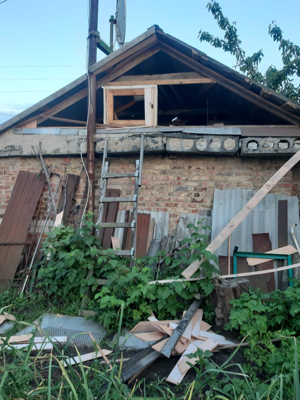 Через ворожі обстріли будинок 81-літньої жінки у непридатному для життя стані