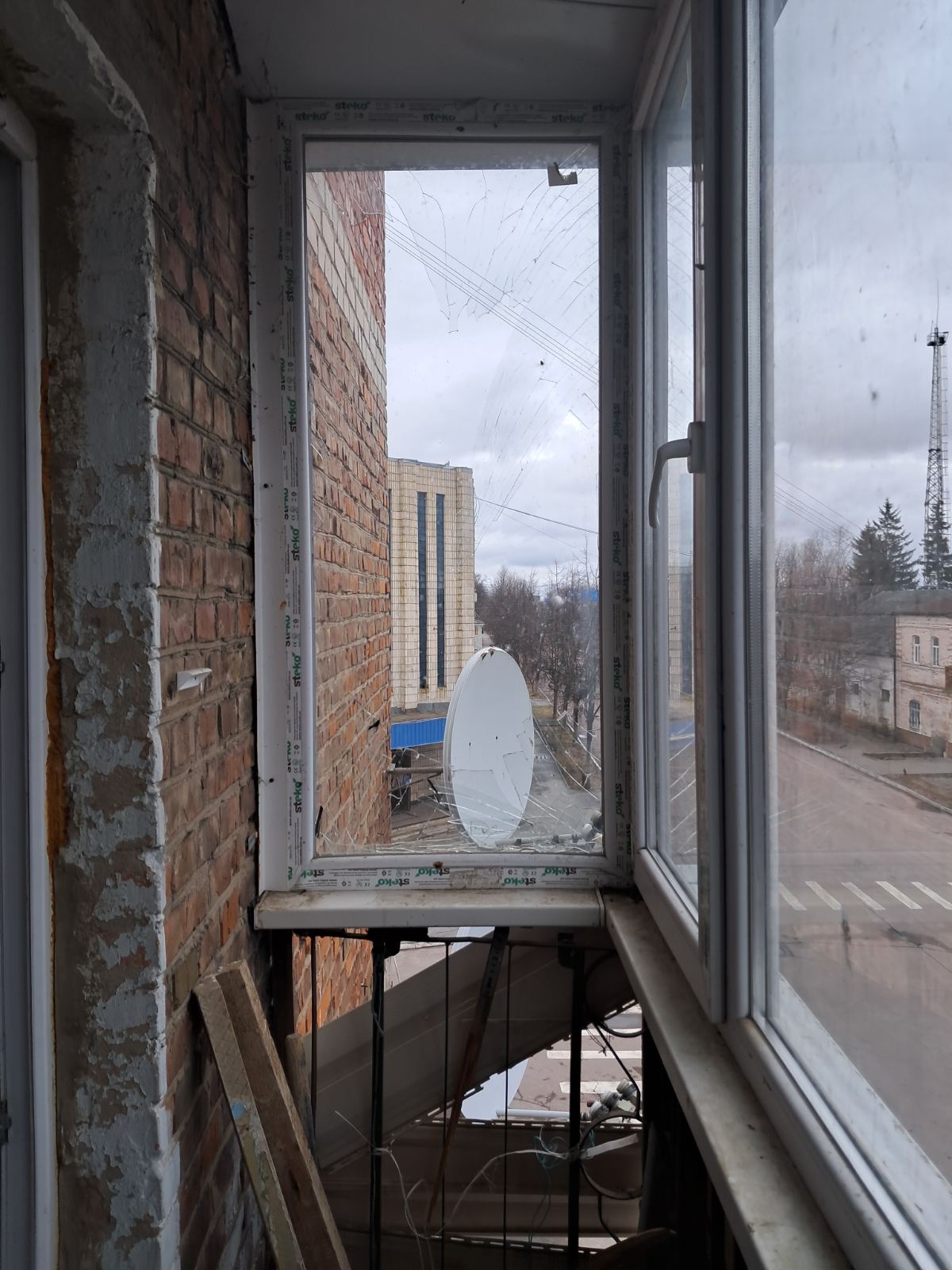 Квартира вчительки потрапила під обстріл втретє