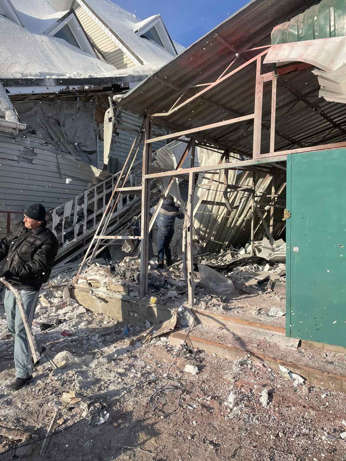 Три ворожі обстріли знищили магазин у Середина-Буді - потрібна допомога