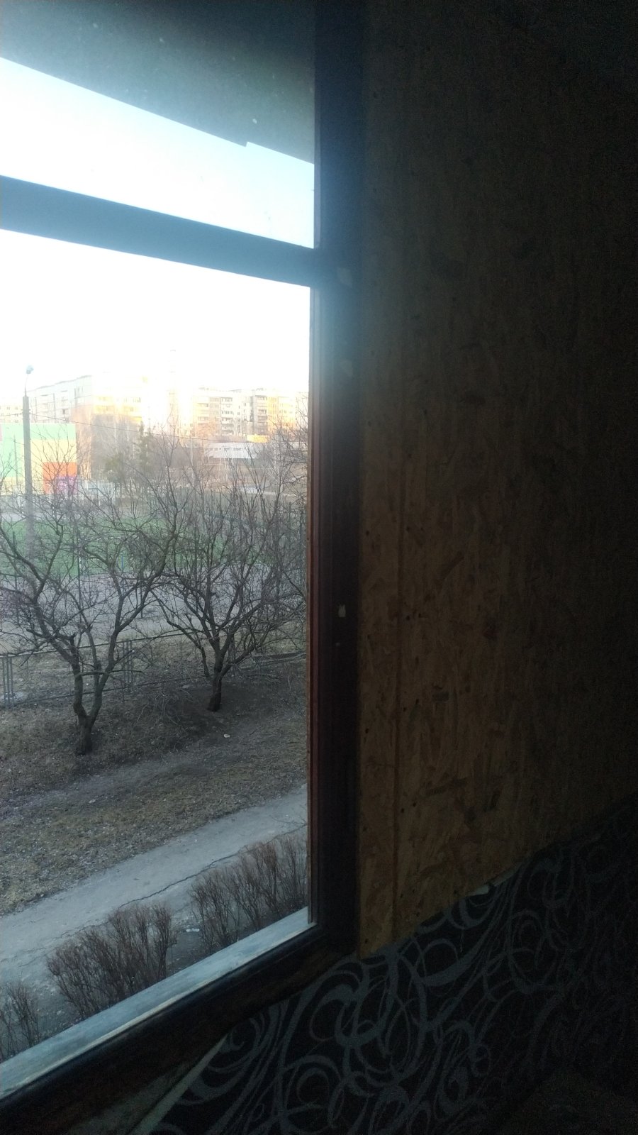 Жінка з двома малими дітьми з Харкова проживає в квартирі з пошкодженими вікнами