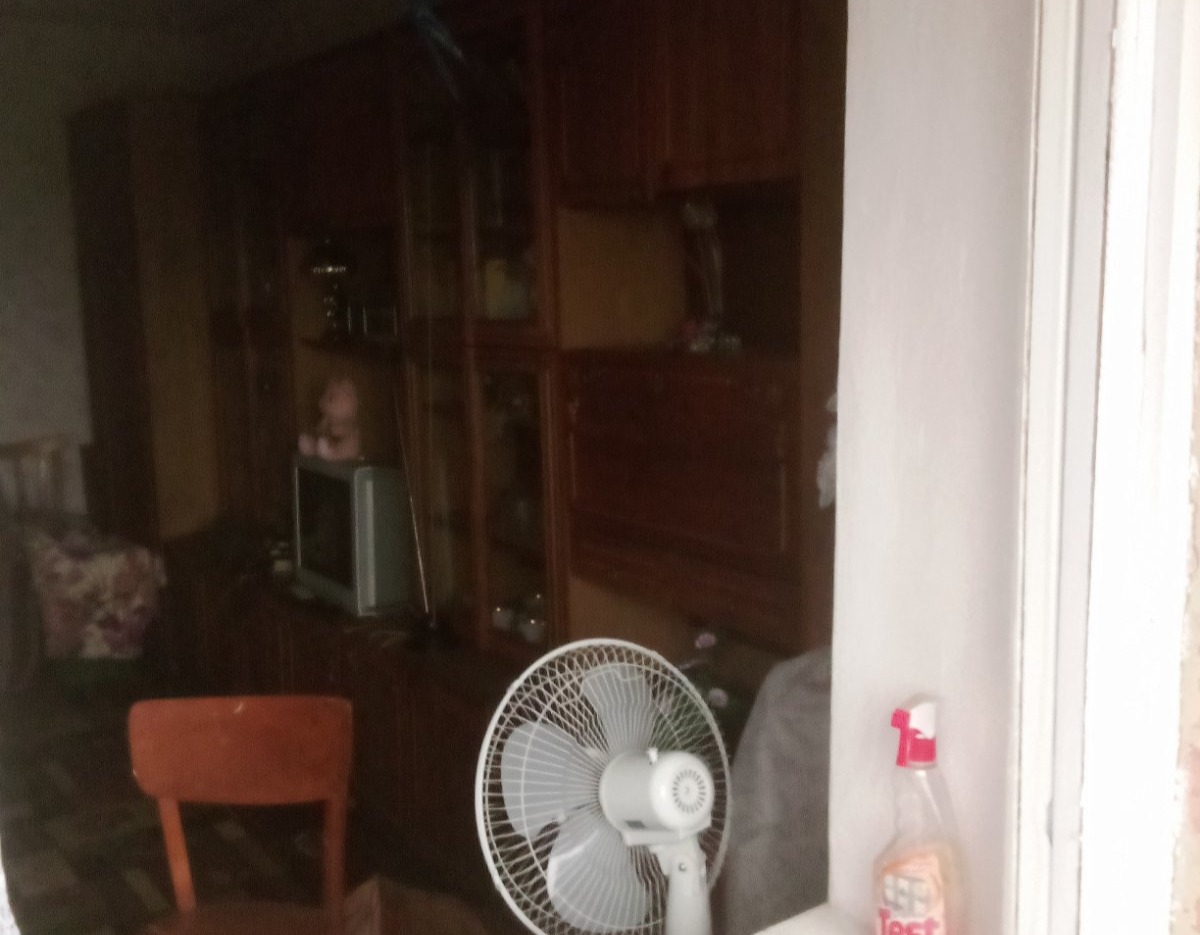 Пенсіонерка з Білопілля проживає у пошкодженій квартирі та потребує допомоги по відновленню