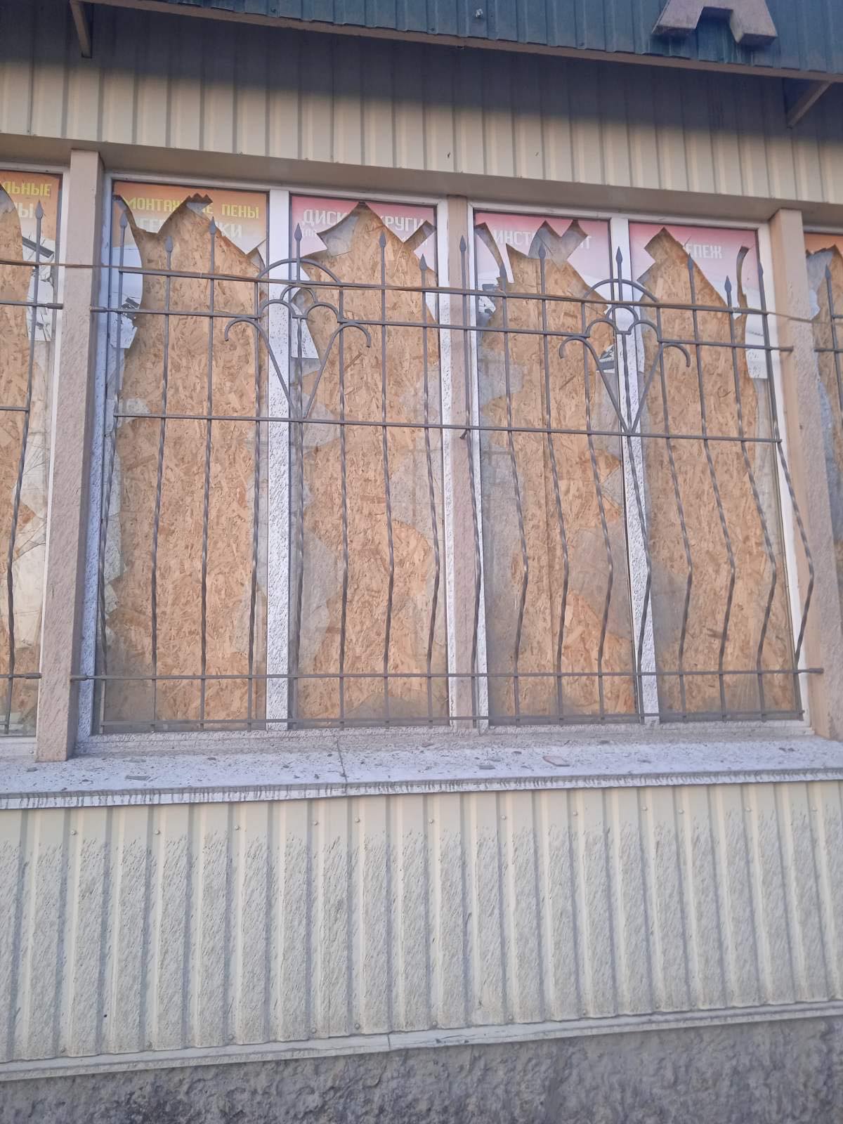 Три ворожі обстріли знищили магазин у Середина-Буді - потрібна допомога