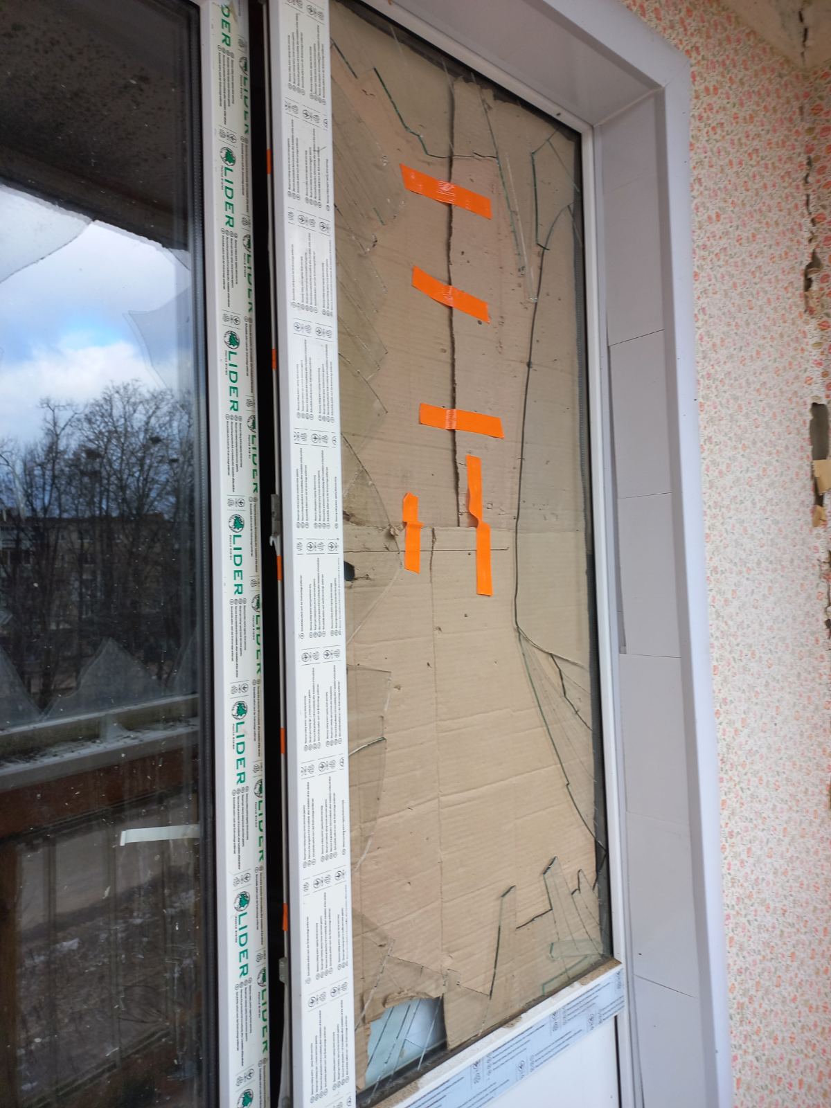 Під час ворожого обстрілу пенсіонери залишилися без п’яти вікон у квартирі