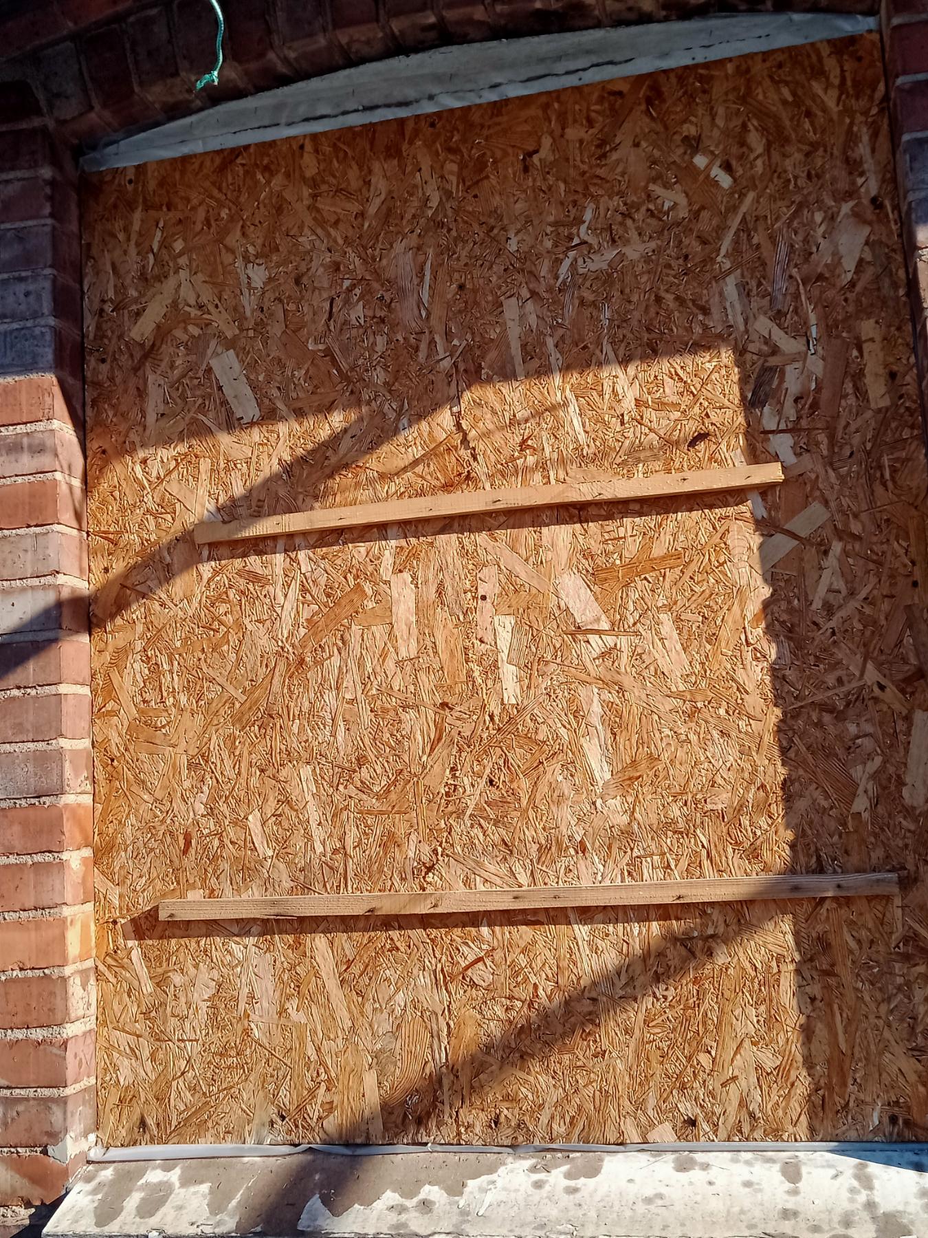 Біля будинку пенсіонерки з Донеччини, яка сама опікується дитиною, стався вибух - потрібна допомога