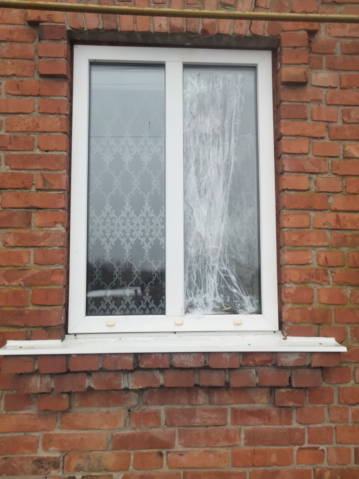 Чоловік із села Миропілля після обстрілу росіянами залишився без вікон, даху та дверей