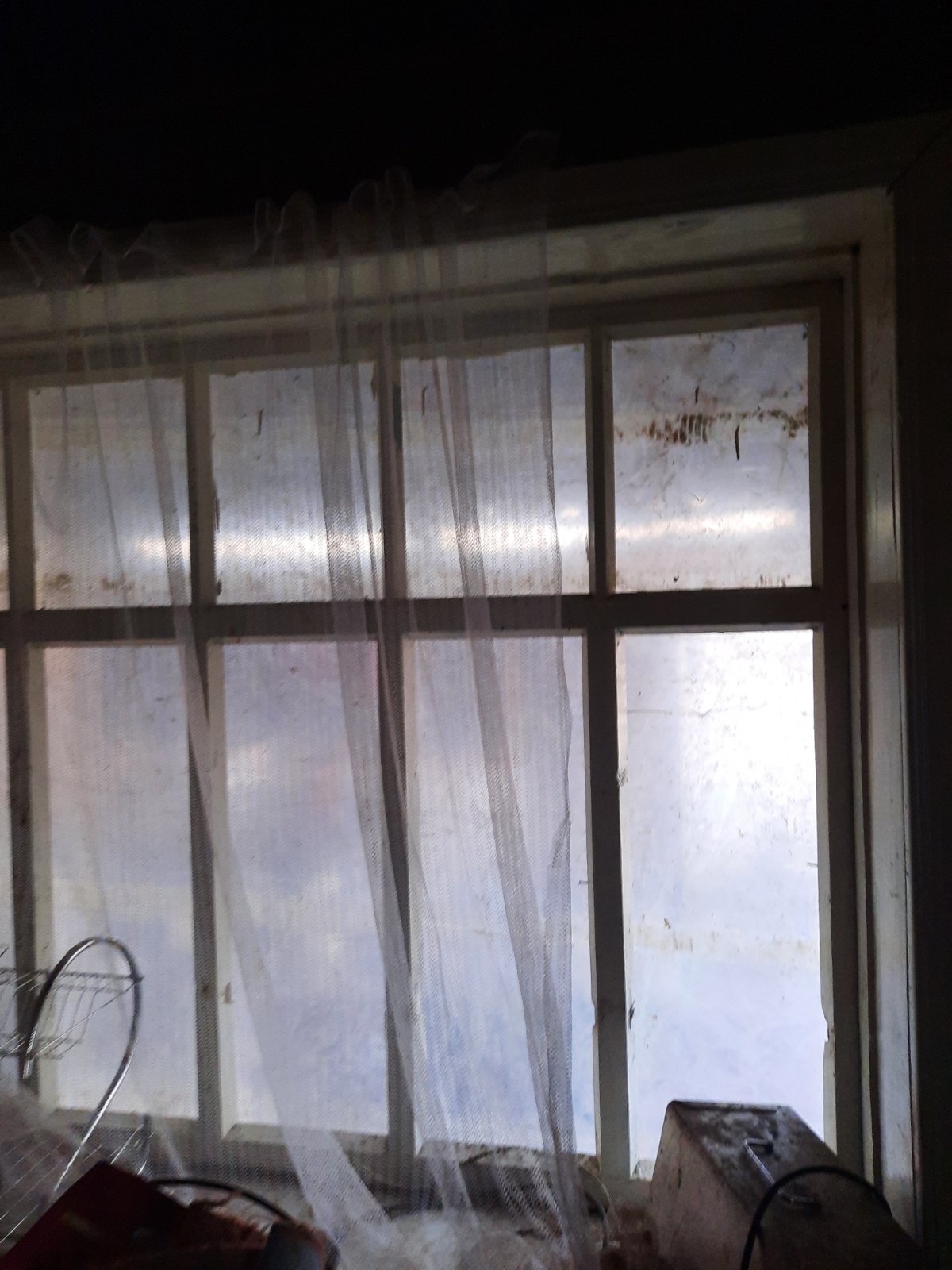 Вибито 8 вікон у будинку родини з маленькою дитиною