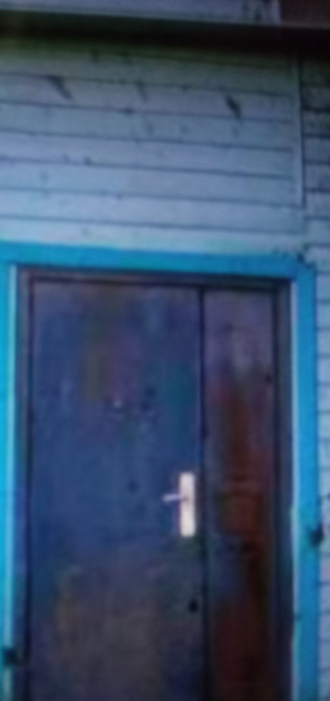 В результаті обстрілу побило вікна, двері та дах