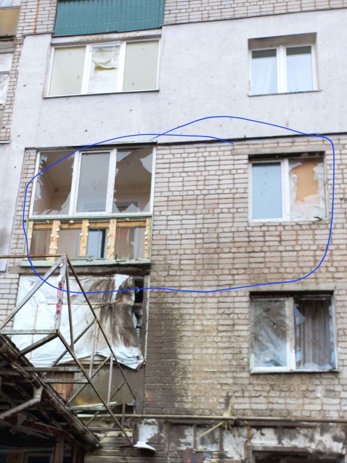 Під час ворожого обстрілу пенсіонери залишилися без п’яти вікон у квартирі