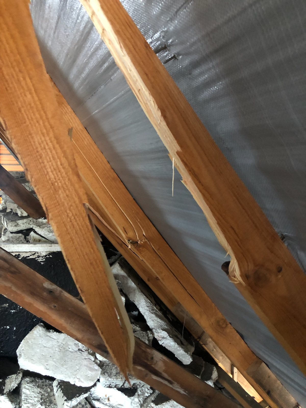 Багатодітній родині з Херсонщини вибило всі вікна у будинку