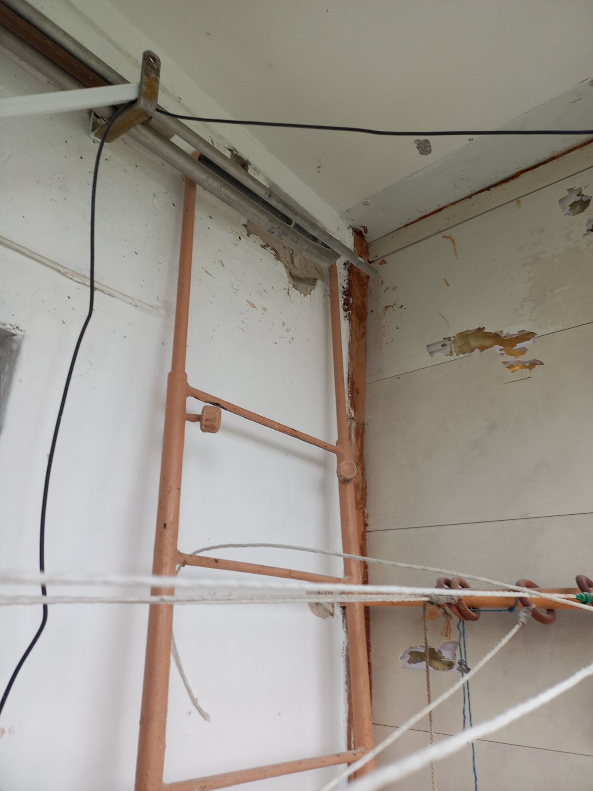 Жінка з Херсона просить допомогти відремонтувати розбитий обстрілом балкон