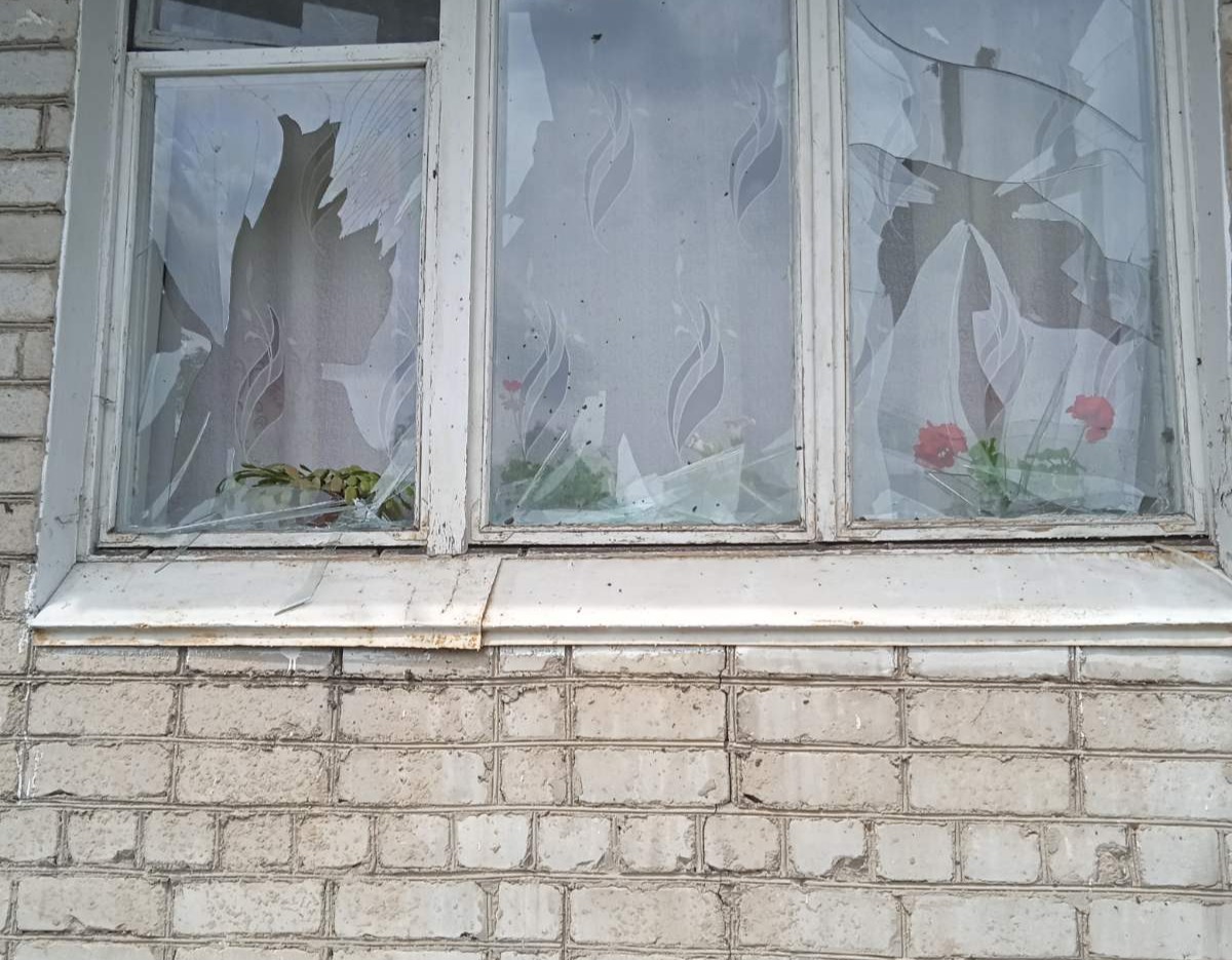 Потрібна допомога родині, у якої внаслідок обстрілу у квартирі були пошкоджені вікна та балконні двері