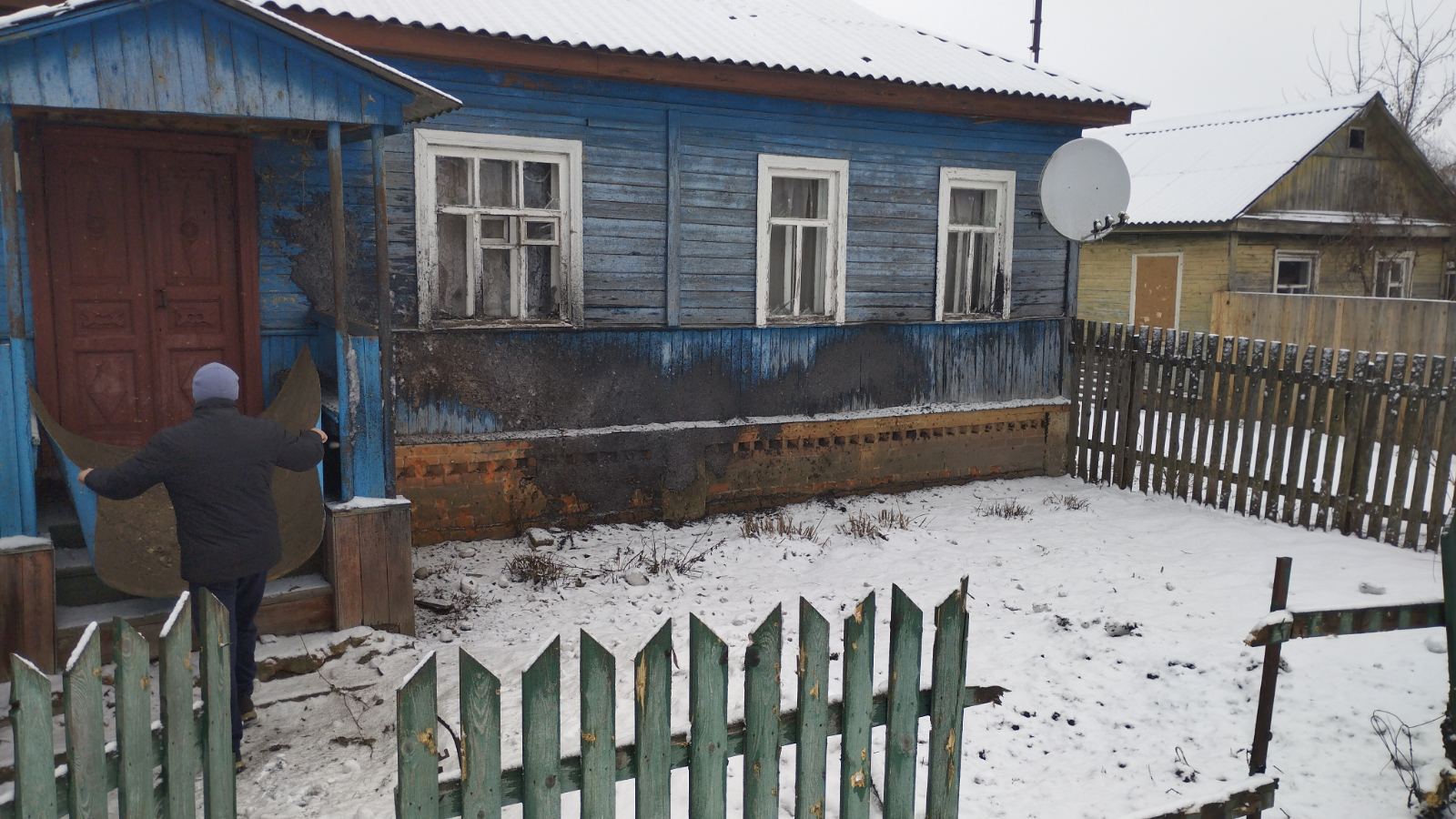 Вибито вікна та двері в будинку- наслідки обстрілу Середино-Буди