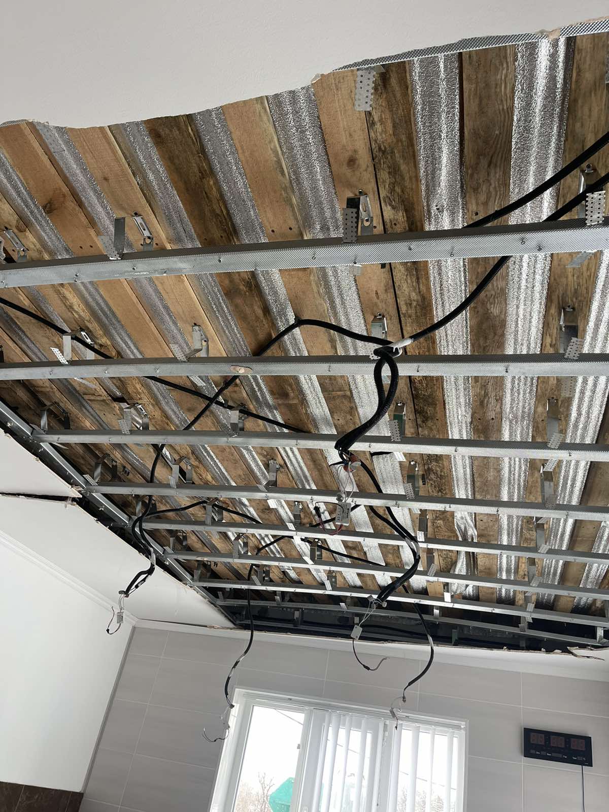 Жінка з родини військових живе в будинку, пошкодженому обстрілами