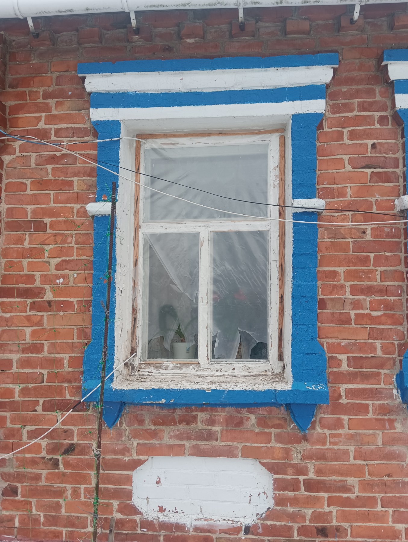 Подружжя пенсіонерів з Кияниці живе в пошкодженому обстрілом будинку 