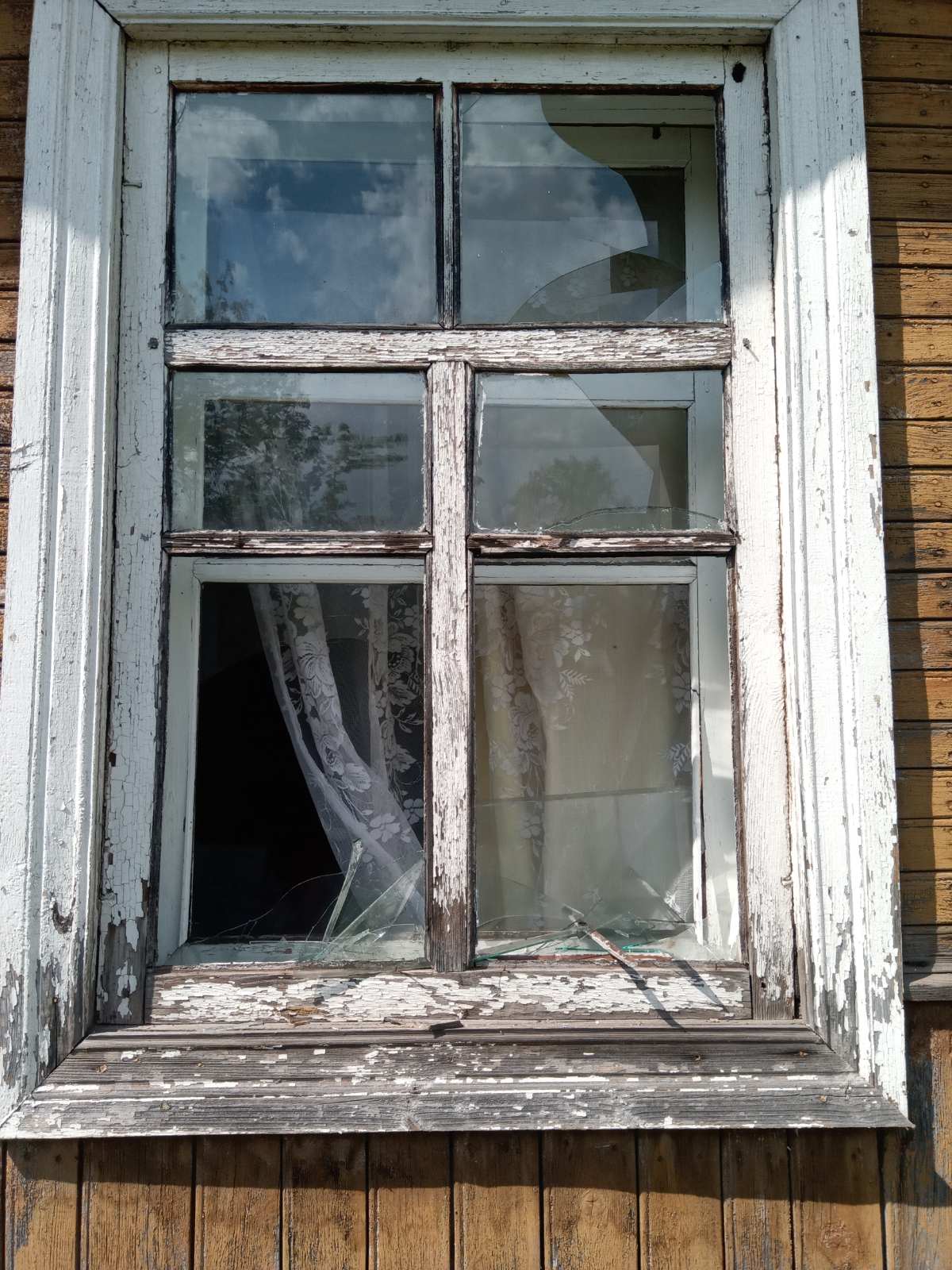 В домівці родини з двома дітьми не залишилось цілих вікон