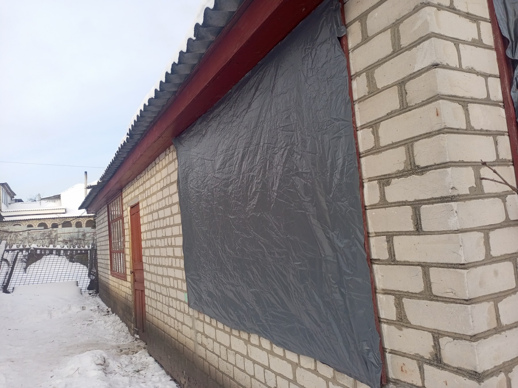 Будинок жінки, яка виховує самотужки доньку, потрапив під обстріл, пошкоджено 9 вікон