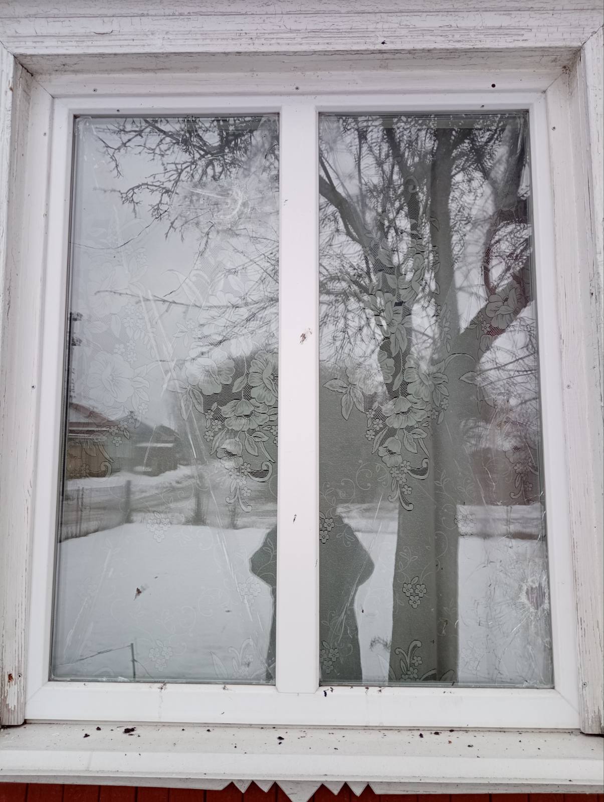 У будинку з вибитими вікнами живе бабуся із Середино-Буди