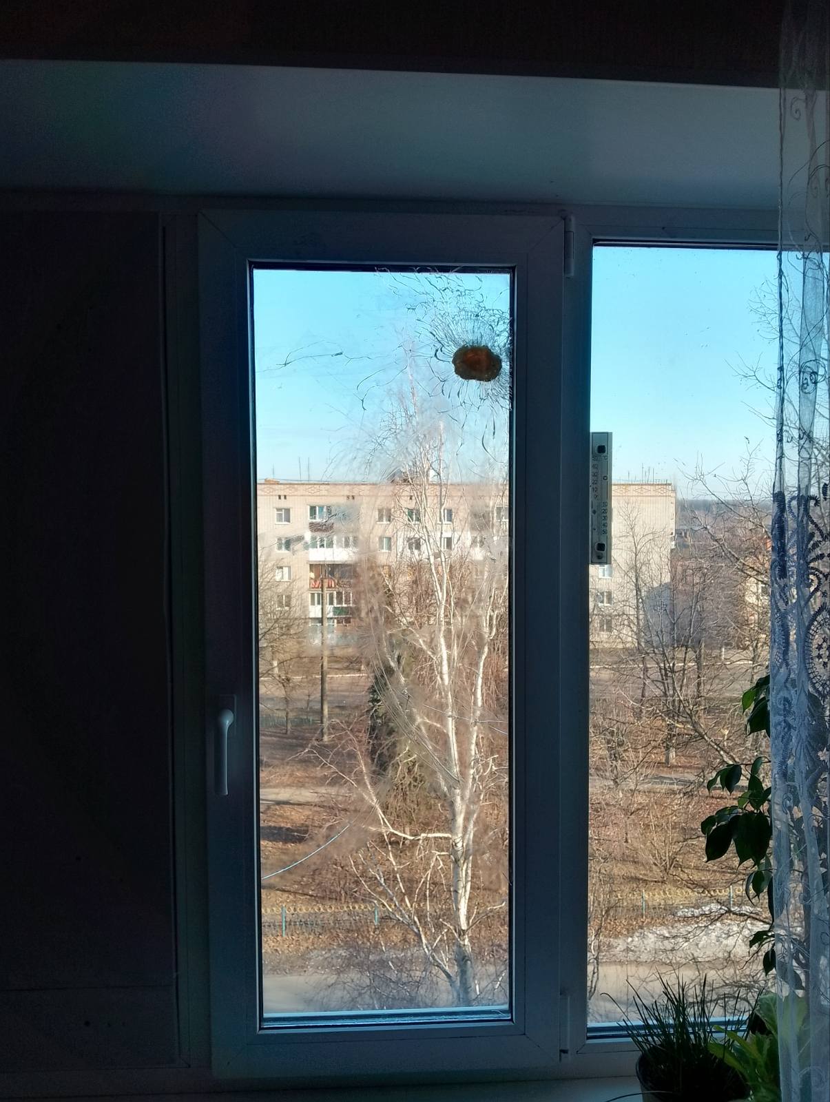 Батько з неповнолітньою донькою проживають у квартирі без вікна