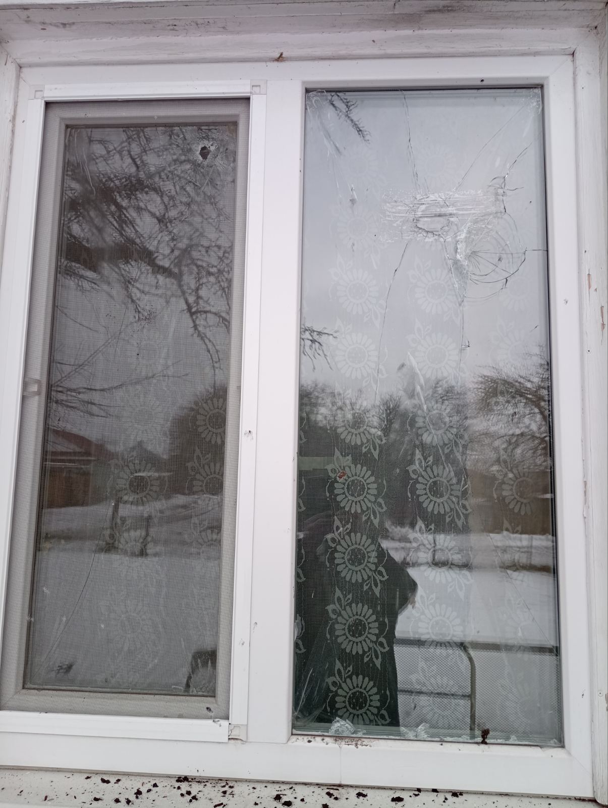 У будинку з вибитими вікнами живе бабуся із Середино-Буди