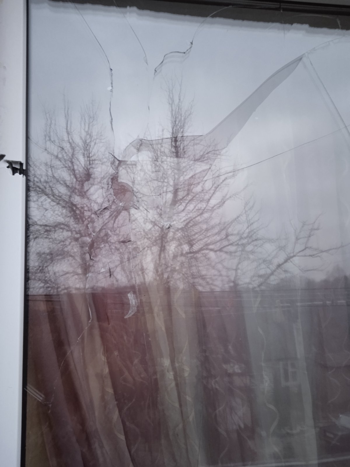 В квартирі жінки та двох дітей вибите вікно