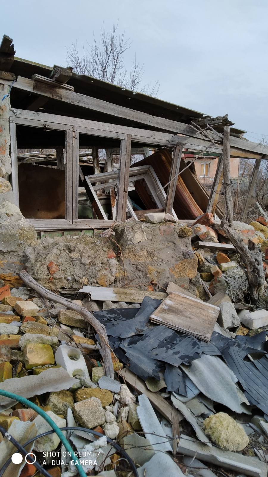 Допоможіть подружжю пенсіонерів жити разом: чоловіку з інвалідністю довелось покинути рідну домівку, а дружина залишилась, аби приглядати за зруйнованим сімейним гніздом 