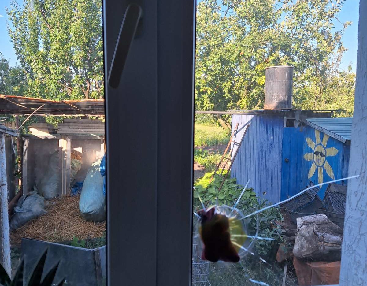 В будинку підприємця з міста Білопілля вибиті вікна та пошкоджено дах