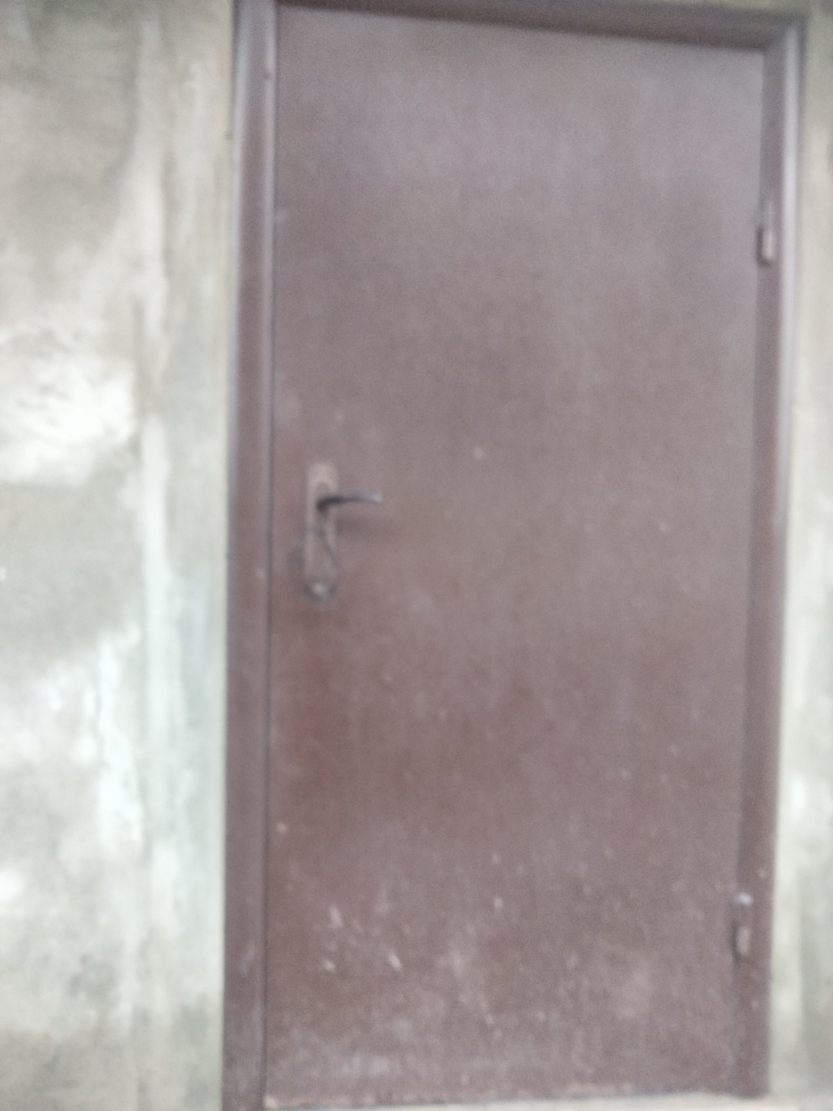 Чоловік із села Миропілля після обстрілу росіянами залишився без вікон, даху та дверей