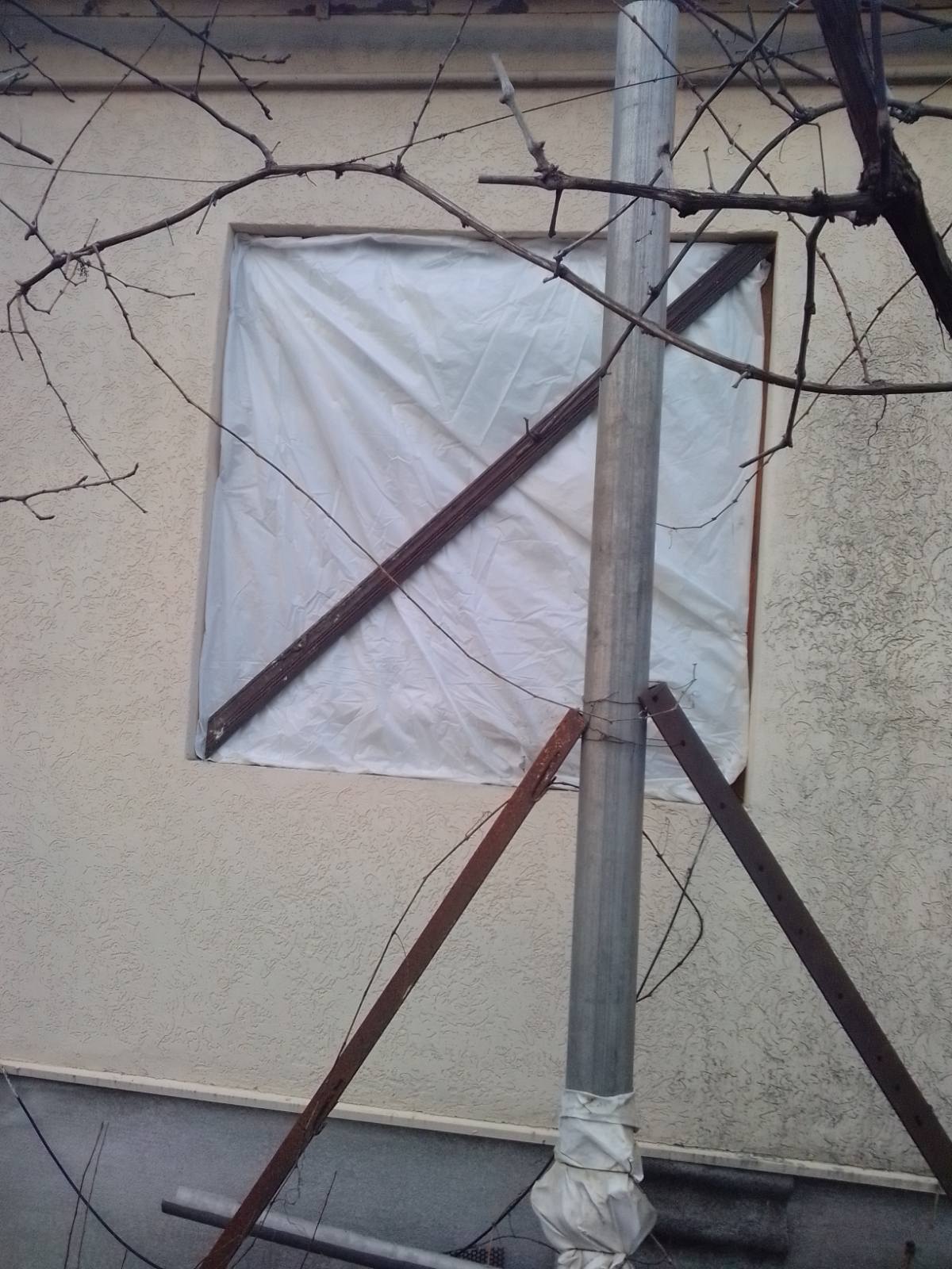 Дім пенсіонера з прикордоння Сумщини тричі обстріляли - потрібна допомога