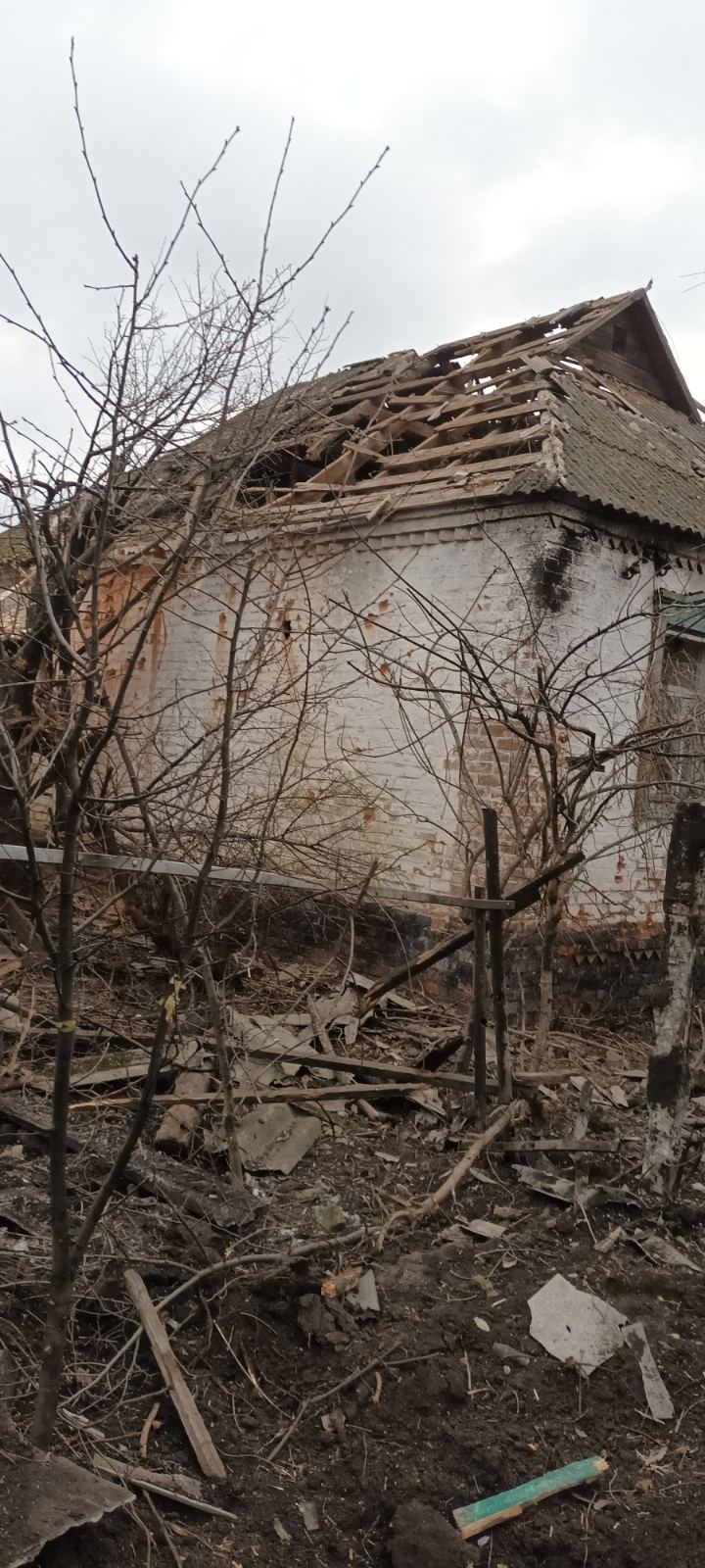 Ворог дуже пошкодив будинок самотнього пенсіонера з прикордоння Сумщини - потрібна допомога