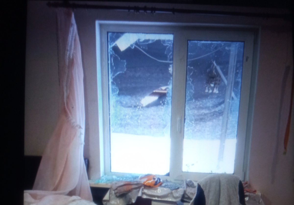 В результаті обстрілу побило вікна, двері та дах