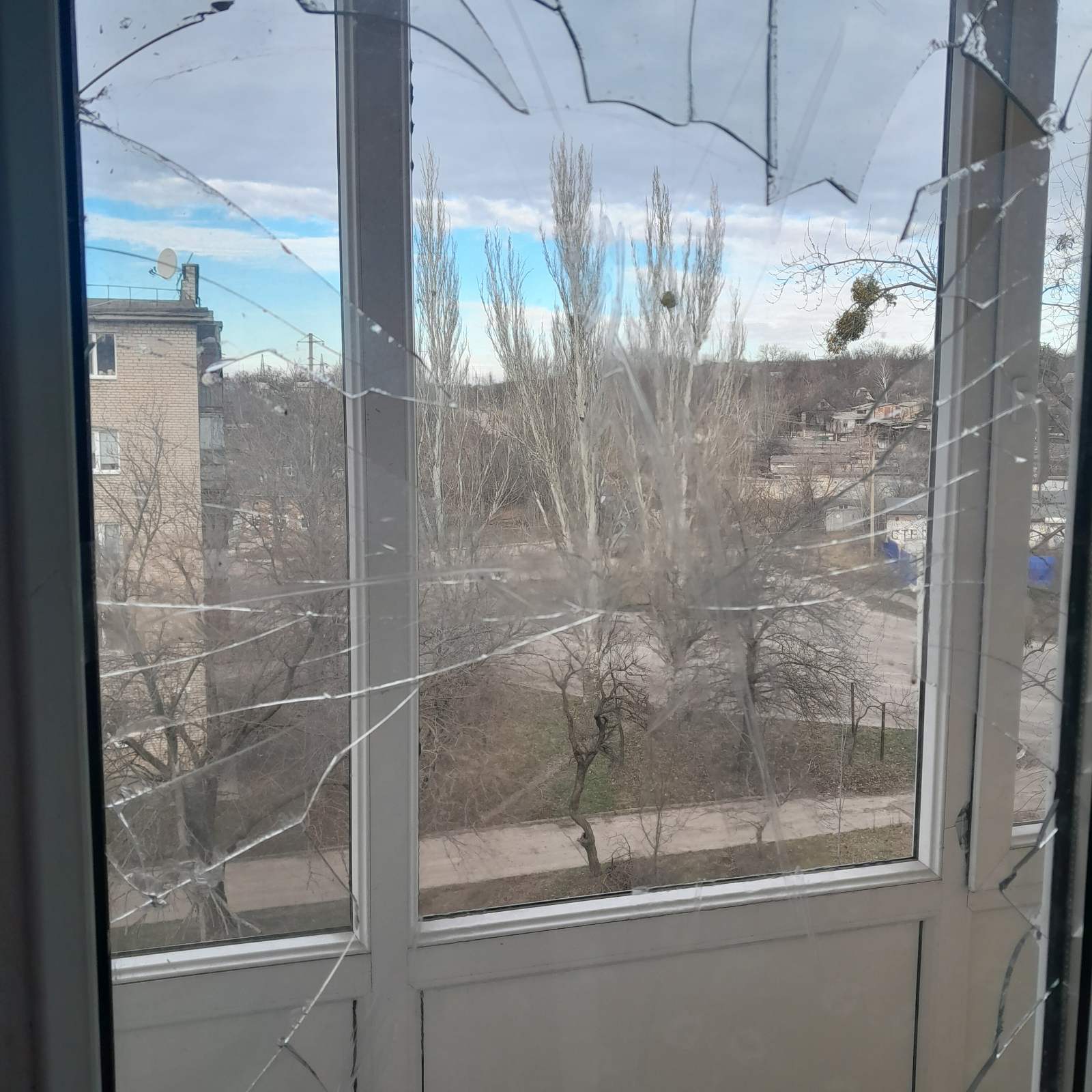 Родина з Миколаївки Донецької області потребують допомоги по заміні вікон, які пошкоджені від російських обстрілів