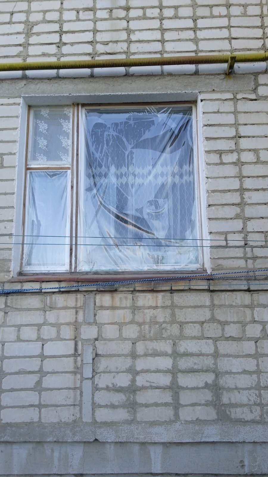 Пошкоджене вікно в квартирі родини