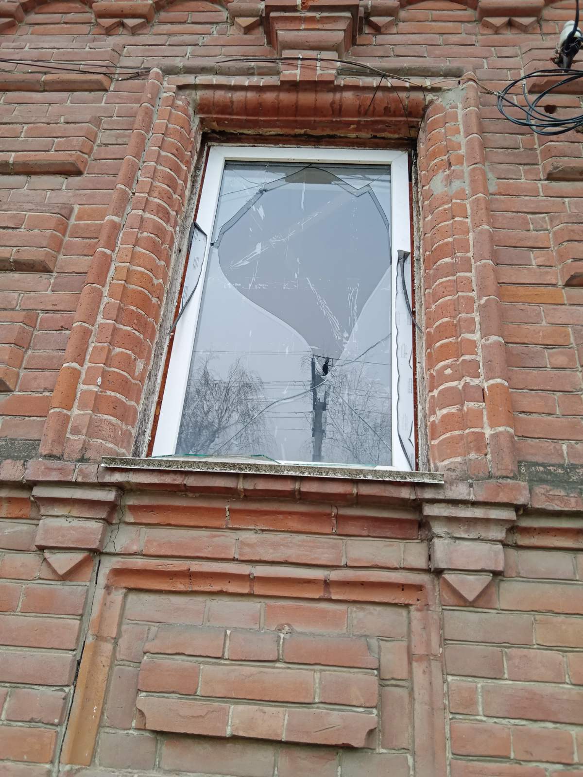 Родина вчительки з Миропілля мешкає в пошкодженому будинку