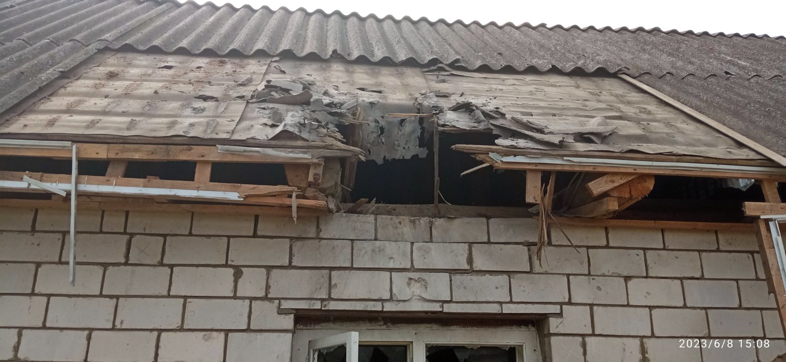 Після обстрілу родина залишилась без вікон та даху