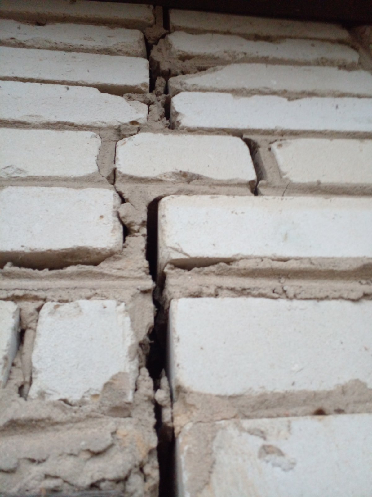 Від ворожого обстрілу зруйновано дім водія швидкої - чоловіку потрібна допомога