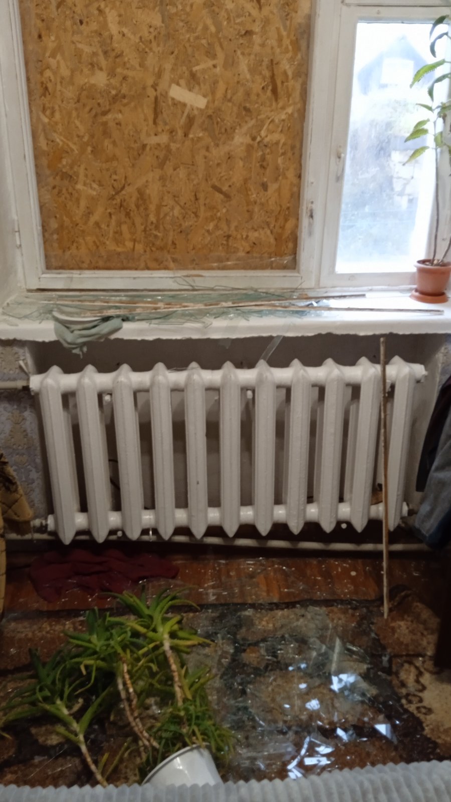 Пошкоджене вікно в квартирі родини