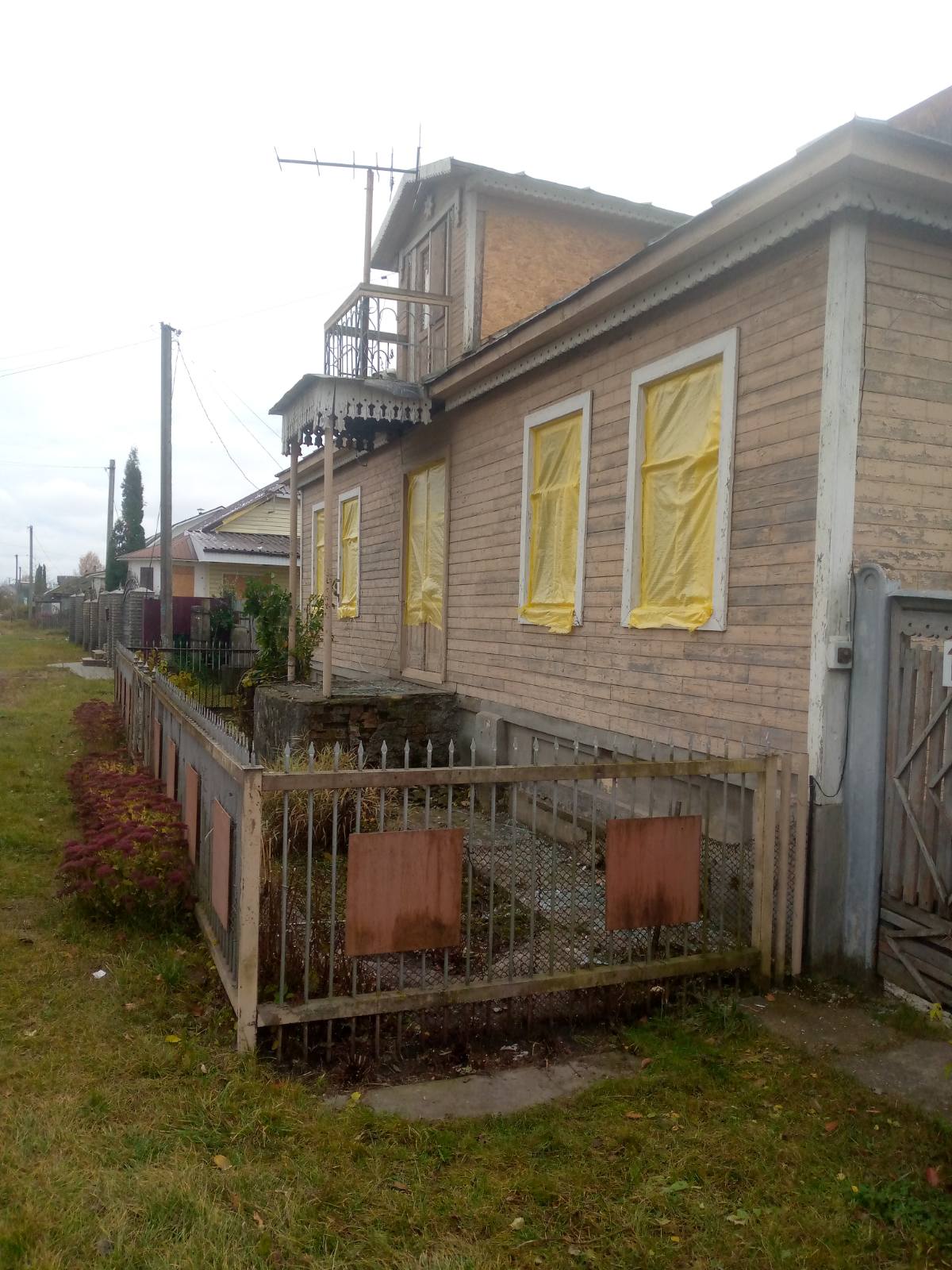 14 вікон та дах пошкоджені в будинку пенсіонерки