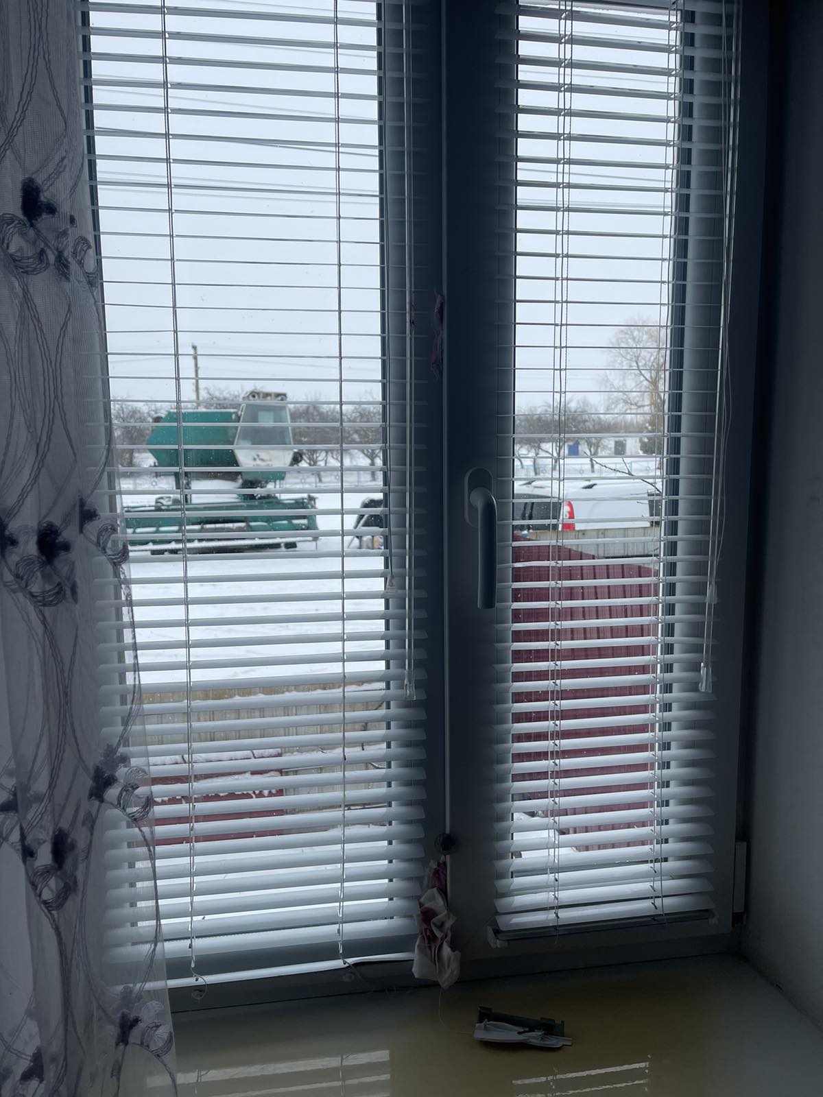 Жінка з родини військових живе в будинку, пошкодженому обстрілами