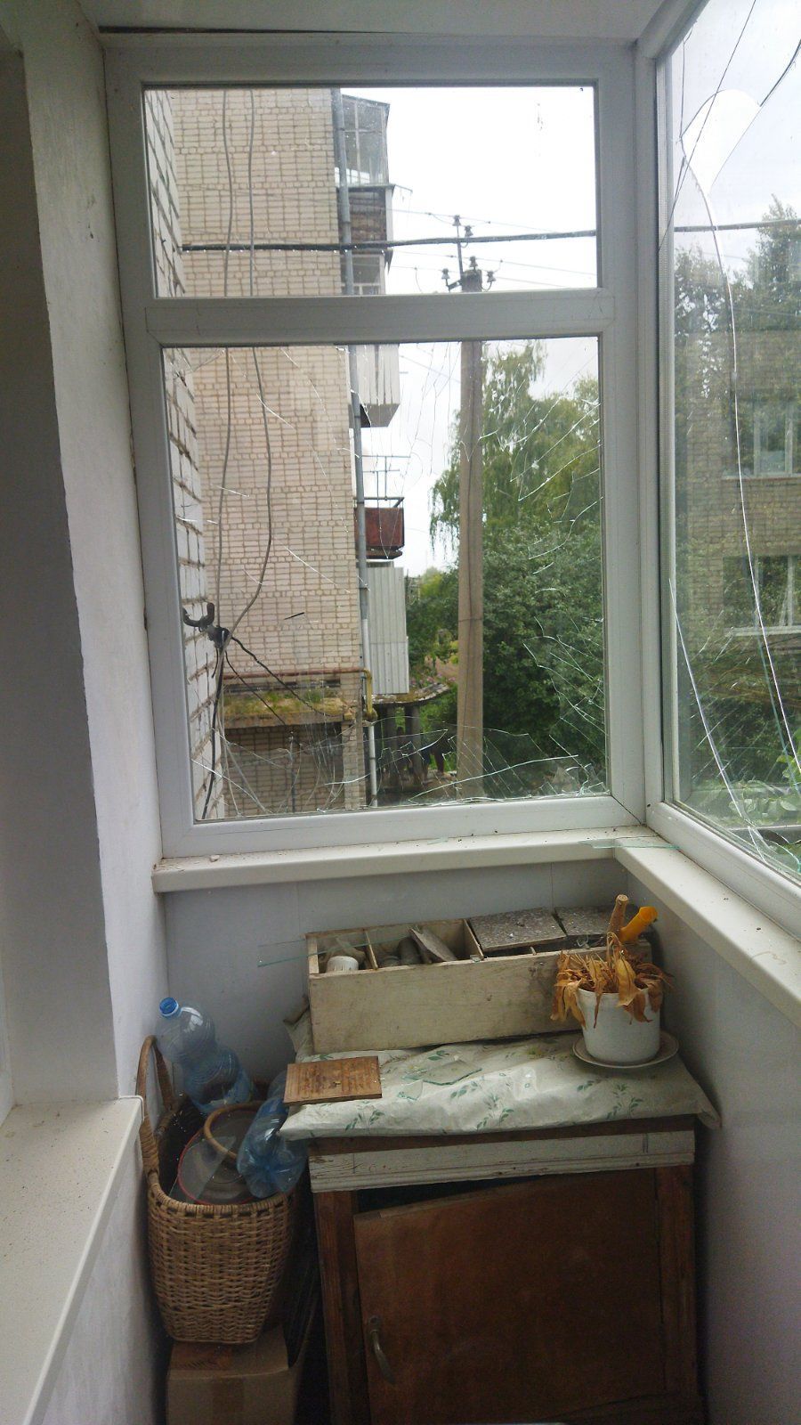 Вибило вікна у квартирі вчительки з Сумщини