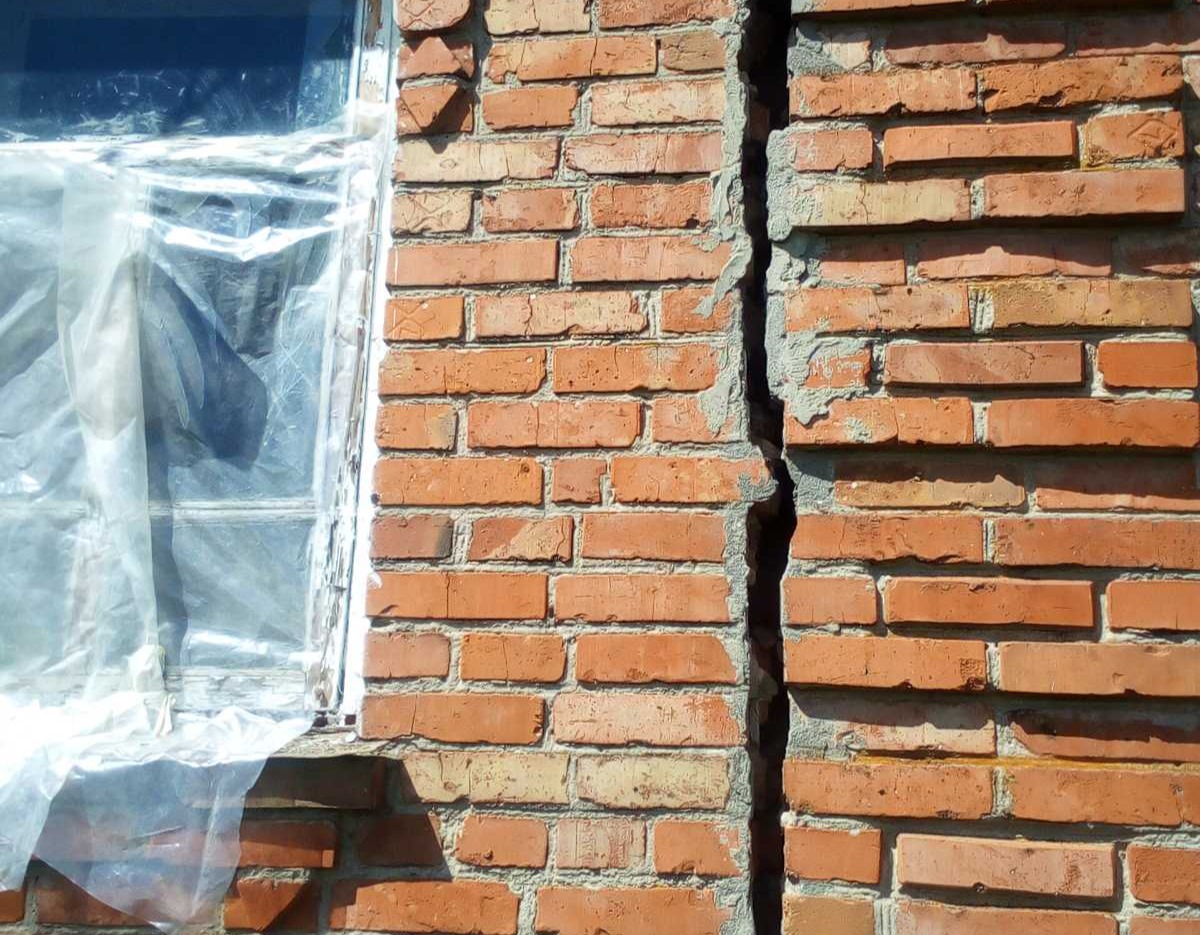 Травмована під час обстрілу жінка просить допомоги у відновленні будинку