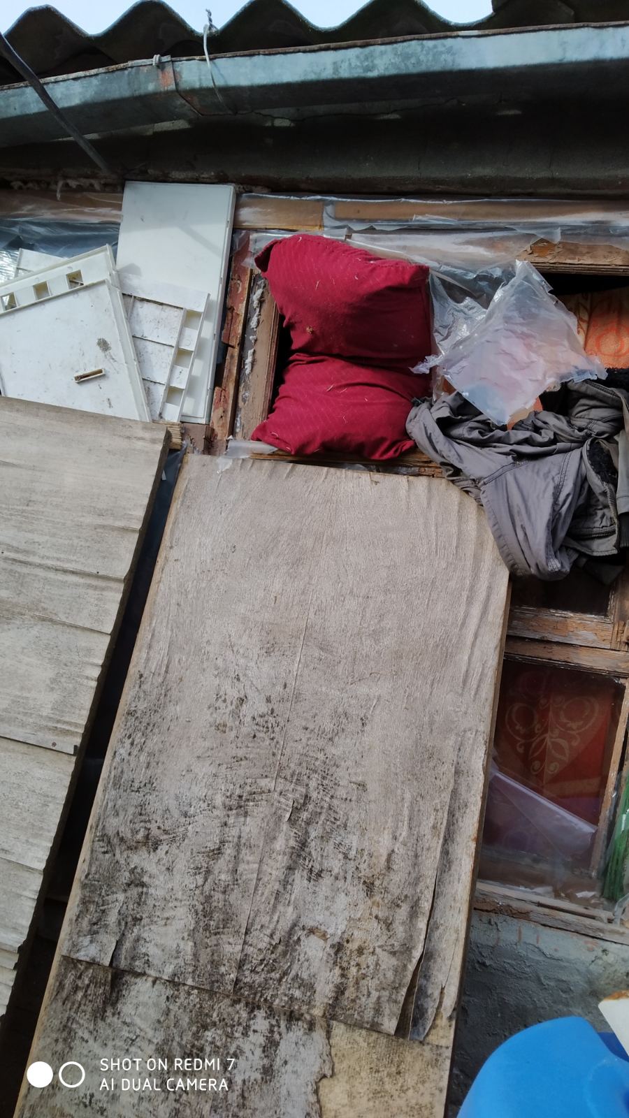 Допоможіть подружжю пенсіонерів жити разом: чоловіку з інвалідністю довелось покинути рідну домівку, а дружина залишилась, аби приглядати за зруйнованим сімейним гніздом 