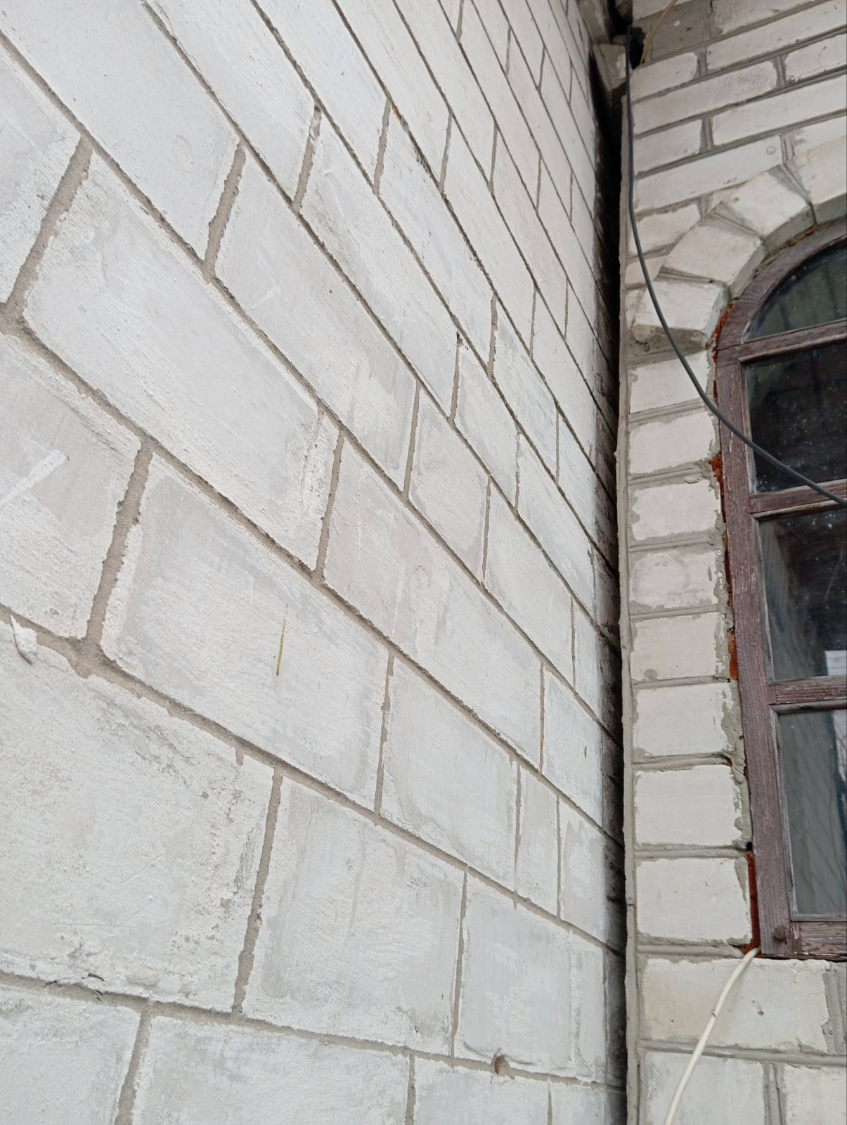 Подружжя з Кролевця просить допомогти замінити розбиті вікна