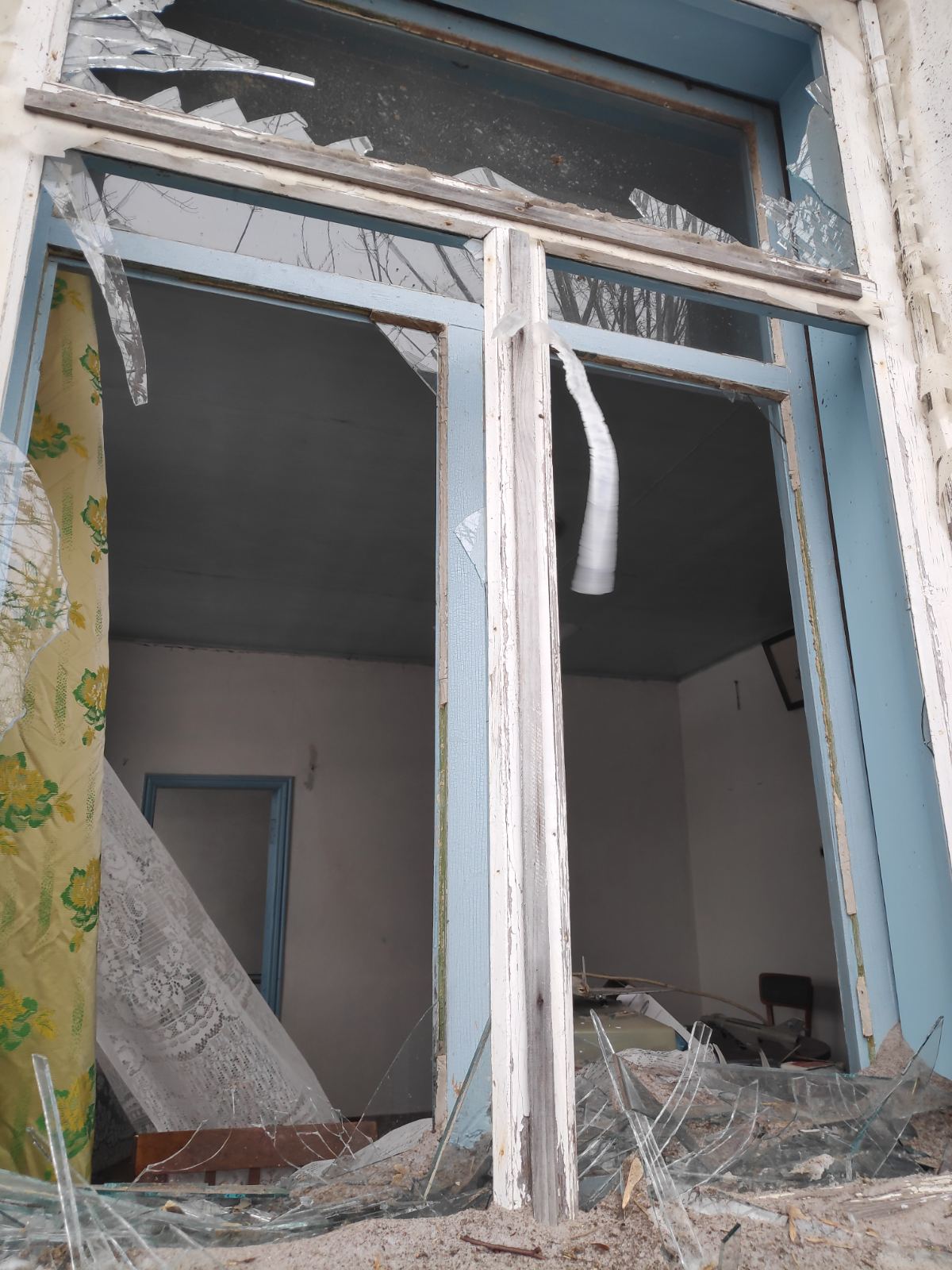 Обстріл вибив 8 вікон у будинку двох жінок на прикордонні Сумщини