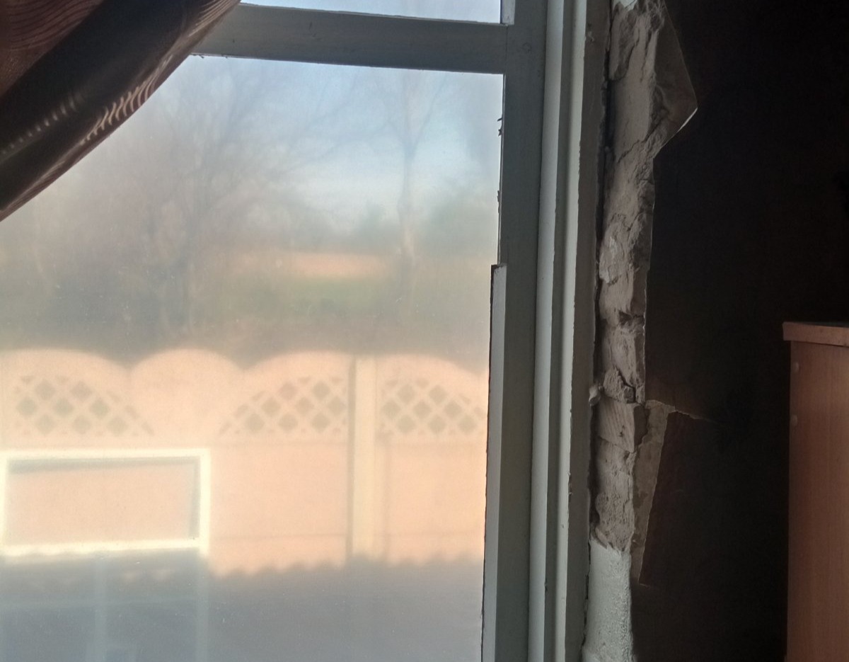 Сім’я із села Попівка, будинок якої постраждав від ракетного обстрілу, потребує допомоги із заміною вікон