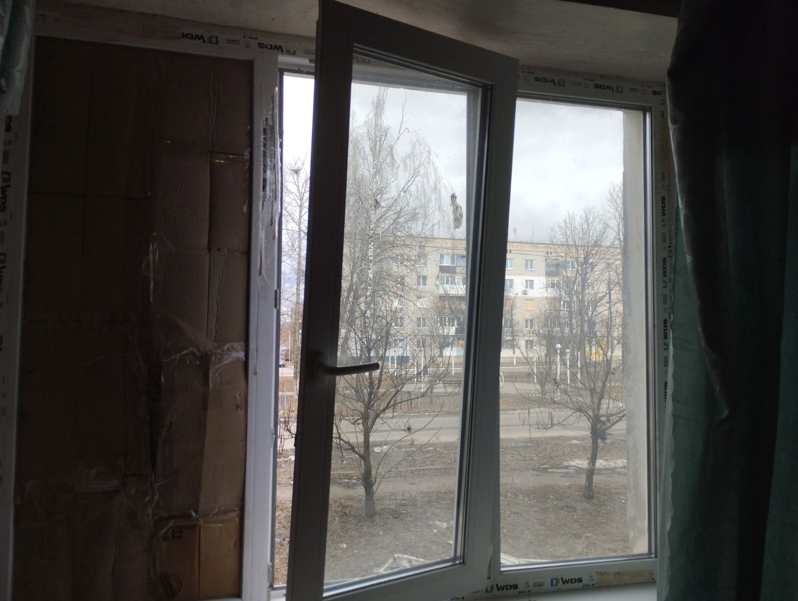 Родина із Середино-Буди просить замінити розбите вікно