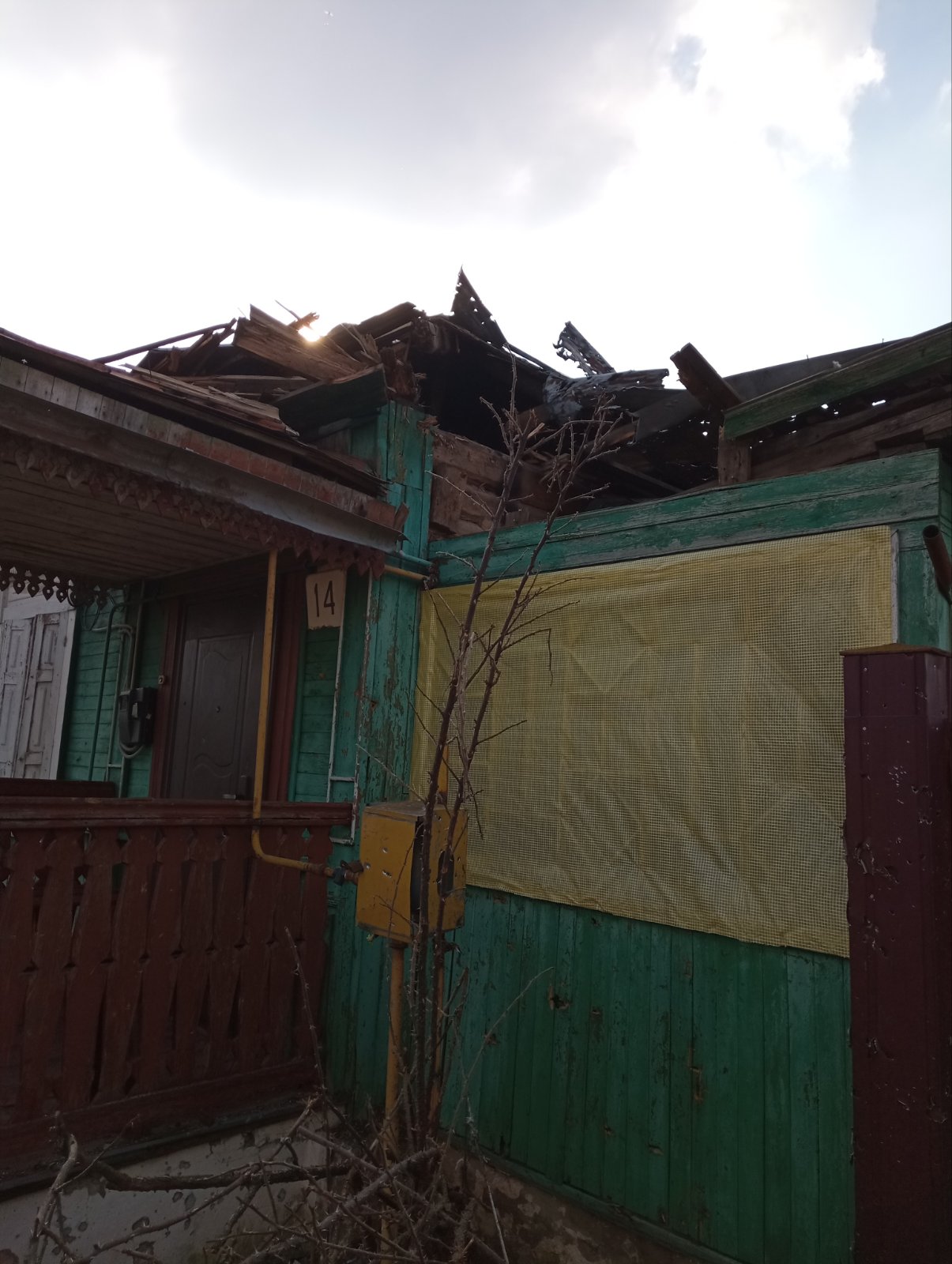 Внаслідок ворожих обстрілів серйозно пошкоджено будинок двох сестер, а саме вікна, двері, дах, паркан