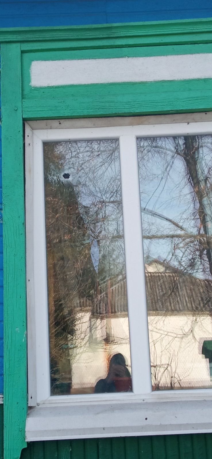 Пробита стіна, пошкоджені вікна, двері та дах - родина, яка змушена жити на кордоні з ворогом, просить допомоги