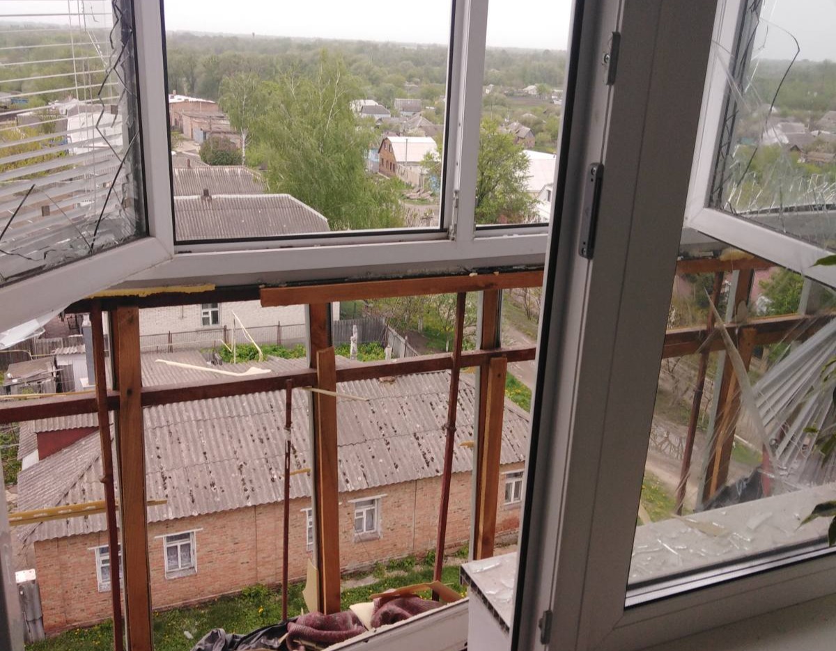 Внаслідок обстрілів росіян у квартирі пенсіонерки з Білопілля повністю зруйновано балкон