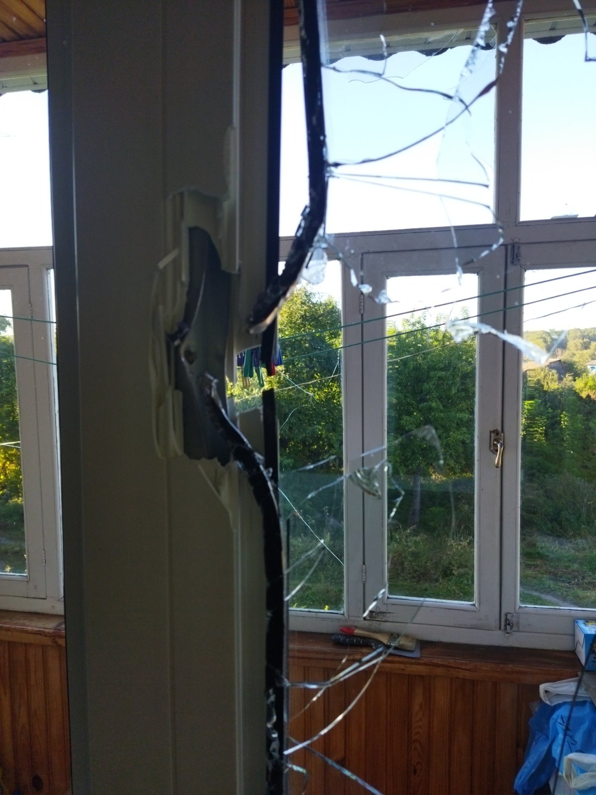 У пенсіонерки внаслідок атаки росіян залишилися вибиті вікна та пошкоджений балкон